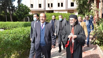محافظ الإسماعيلية يزور كنائس المحافظة لتهنئة الأقباط بعيد الميلاد المجيد 