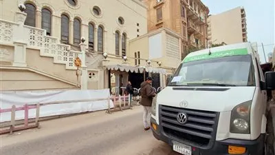 تزامنا مع عيد الميلاد.. تطعيم المواطنين ضد فيروس كورونا داخل كنائس الإسكندرية (صور)