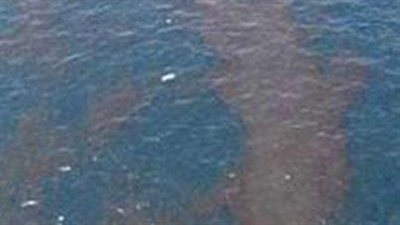 محافظ أسوان يتابع  شفط وإزالة البقعة الزيتية بمجرى نهر النيل