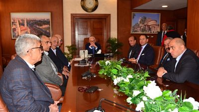 محافظ بورسعيد يعقد اجتماعا مع اللجنة السباعية (صور)