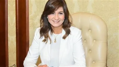 وزيرة الهجرة تهنئ عالما مصريا بنبوغه العلمي لرصده حركة الجزيئات في زمن 