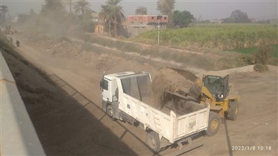 حملة نظافة مكبرة تزيل 45 طن قمامة بطريق مصر أسوان بدشنا (صور)