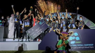 نائب وزير الرياضة يتوج فريق المملكة النسائي ببطولة المملكة لكرة القدم 