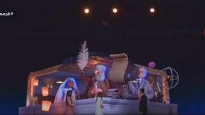 أينشتاين والأم تريزا عادوا من الماضي.. عرض هولجرامي مبهر بمنتدى الشباب (فيديو)