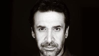 بكلمات مؤثرة.. كريم عبد العزيز ينعي الإعلامي وائل الابراشي