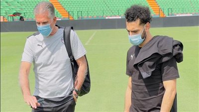 محمد صلاح وكيروش يتفقدان ملعب مباراة نيجيريا