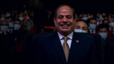 موقف كوميدي يضحك الرئيس السيسي على مسرح شباب العالم