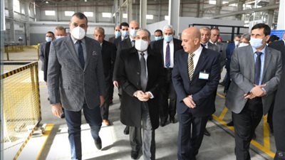 لمتابعة سير العمل.. وزير الإنتاج الحربي يتفقد مصنع المصاعد الكهربائية