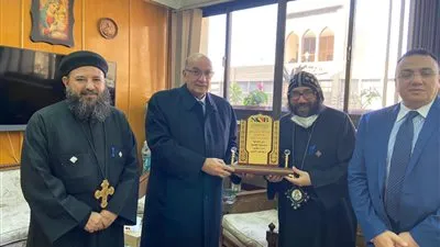 بنك ناصر الاجتماعي يقدم درع تكريم للبابا تواضروس 