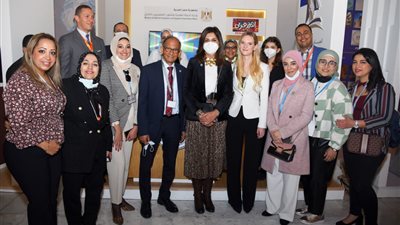 السفيرة نبيلة مكرم تتفقد جناح وزارة الهجرة في منتدى شباب العالم