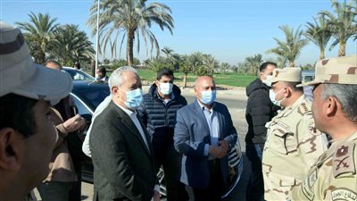 وزير النقل يعاين نقاط عبور القطار السريع بالأقصر (صور)