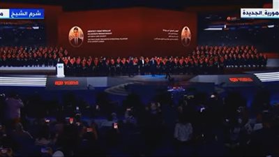 موقف طريف أثناء الصورة التذكارية للسيسي مع خريجي الأكاديمية الوطنية