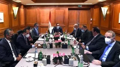 مدبولي يعقد اجتماعا مع المستثمرين السياحيين لاستعراض المشروعات بمدينة العلمين الجديدة