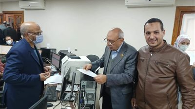 أحمد عثمان يتقدم بأوراق ترشحه على مقعد نقيب المهندسين (صور)