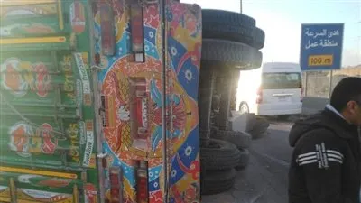 عاجل| انقلاب سيارة نقل بالطريق الأوسطي.. وانتقال قيادات المرور