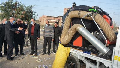 محافظ القليوبية يتفقد نموذج مصغر لماكينة شفط المخلفات صديقة للبيئة