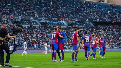 سيتم طره خارج الديار.. تشافي يطالب لابورتا برحيل شارد الذهن عن برشلونة