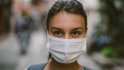 شاهد.. دراسة بريطانية: ارتداء الكمامة يجعل الشخص أكثر جاذبية