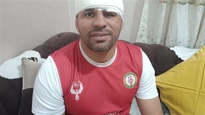 مدير فني يشارك في مباراة فريقه ويحول هزيمته إلى فوز 