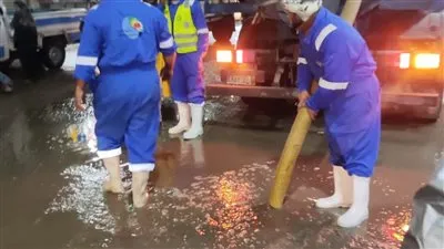 رئيس مياه القناة: مستمرون في رفع تراكمات الأمطار