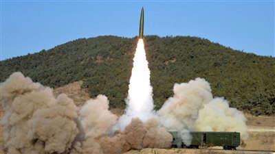 كوريا الشمالية تطلق صاروخا تجاه البحر