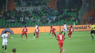 نجم منتخب مصر يخضع للأشعة الأحد بعد الإصابة أمام غينيا بيساو