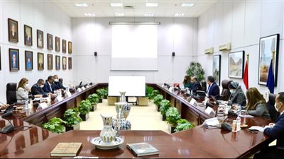 خالد العناني يعقد اجتماعًا لمناقشة استضافة مصر للجنة السياحة العالمية