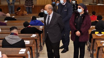 رئيس جامعة المنيا يتفقد لجان امتحانات السياحة والفنادق واختبارات الصيدلة
