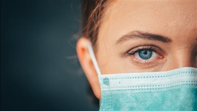 أستاذ جراحة عيون يكشف مدى تأثير كورونا على العين (فيديو)