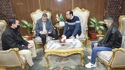 محافظ المنوفية يلتقي مريض سرطان الدم لتقديم الرعاية الطبية له