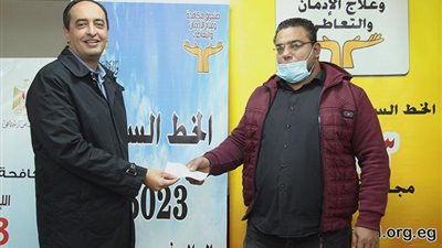 تسليم دفعة جديدة من متعافي إدمان المخدرات قروضا لإنشاء مشروعات 