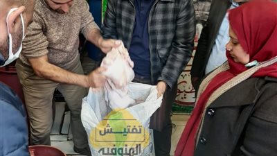 لزيادة وزنها.. تشميع محل بالمنوفية يحقن الدجاج بالمياه
