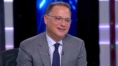 شريف عامر يجري حوارا مع روبوت على الهواء