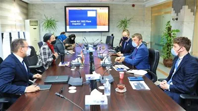 وزيرة البيئة تعقد عدة لقاءات مع بطل العمل المناخي البريطاني