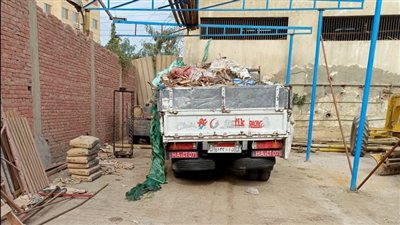 ضبط 4 سيارات تلقي مخلفات بالطريق العام بمحافظة الجيزة