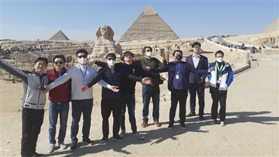 رئيس هيئة التراث الثقافي بكوريا الجنوبية وصحفيين يزورون آثار القاهرة والجيزة 