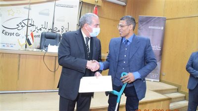 أثناء تكريمه مكاتب الخدمة.. وزير التموين: قياس مستوى الأداء لتحسين آليات العمل 