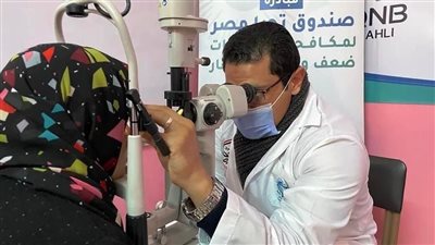 شاهد.. أستاذ جراحة عيون يحذر من استخدام الهاتف المحمول في الظلام