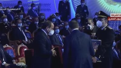 وزير الداخلية يقدم هدية تذكارية لـ 