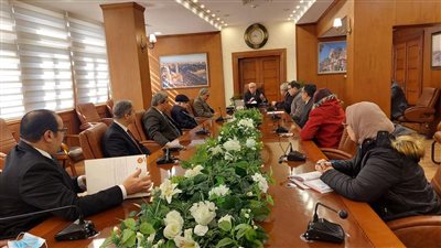 محافظ بورسعيد يناقش عددا من الملفات بإدارة الشؤون القانونية