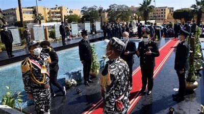 محافظ الأقصر ومدير الأمن يضعان أكليل من الزهور على النصب التذكاري للشهداء (صور)