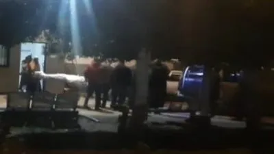 نجل ضحايا تسرب الغاز يصل مشرحة مستشفي دمنهور لاستلام الجثامين (صور)