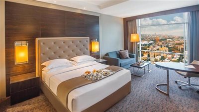 شركات السياحة تكشف حقيقة منع النساء من الإقامة في فنادق بمفردهن (فيديو)