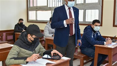 وكيل تعليم بورسعيد يتابع انتظام سير امتحان الصف الثاني الثانوي