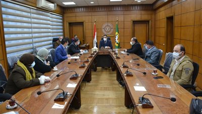 محافظ الدقهلية يناقش تصميمات تنفيذ محور جديد بالمنصورة