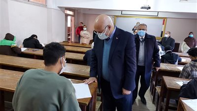 رئيس جامعة بنها يتفقد الامتحانات بكلية العلوم ويشدد على الالتزام بالإجراءات الاحترازية