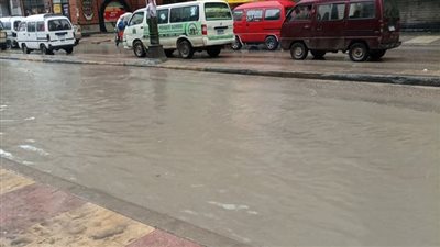 غرق بعض الشوارع بمياه الأمطار في غرب الإسكندرية (صور)