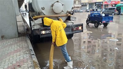 الجيزة تدفع بمعداتها لشفط مياه الأمطار 