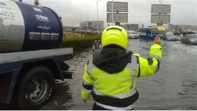 رجال الشرطة يواصلون جهودهم فى مساعدة المواطنين لمواجهة تداعيات الطقس السيئ