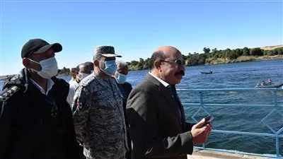 محافظ أسوان يشهد تجربة المحاكاة العملية لمكافحة تلوث بترولي (صور)